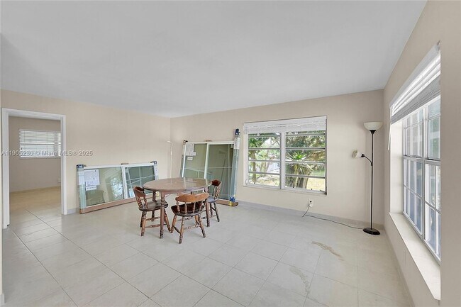 Building Photo - 3217 NE 11th St