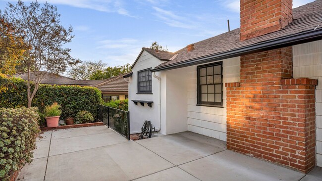 Building Photo - Beautiful Pasadena Hilltop Home