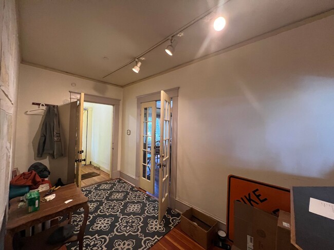 Building Photo - Studio apartment near WWU!