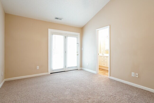 Building Photo - 2000 Persimmon Ridge Dr