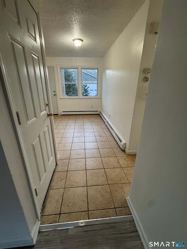 Building Photo - 18 W Hills Rd