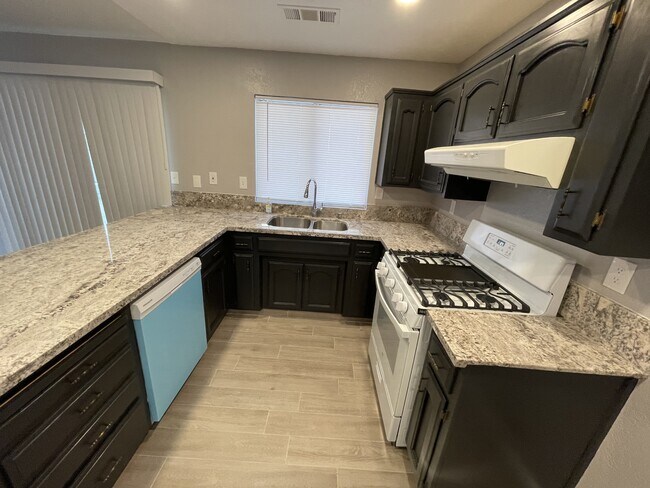 Building Photo - 2800 E Valley Oaks Dr