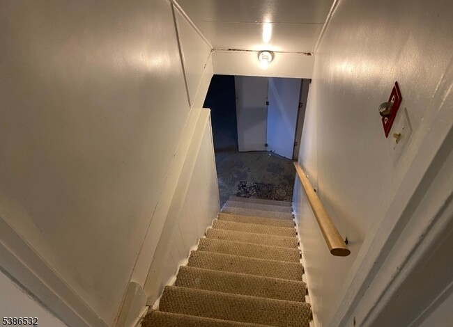 Building Photo - 36 Elm Rd