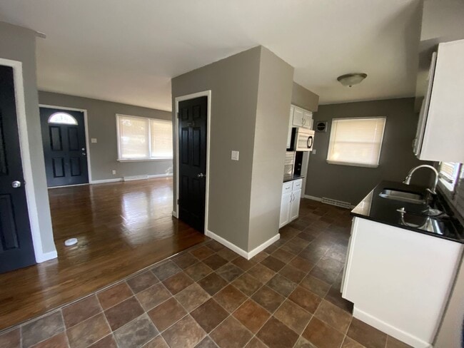 Building Photo - 3 Bedroom 2 Bath Single Family Home!  Gara...