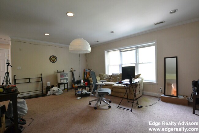 Building Photo - 176 Newton St