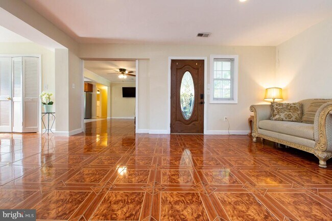 Building Photo - 303 Lincoln Ave