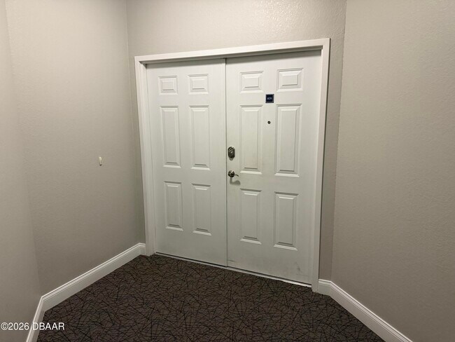 Building Photo - 2801 S Ridgewood Ave