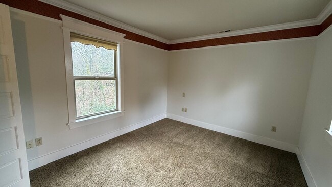 Building Photo - Spacious single-family home located in Southwest