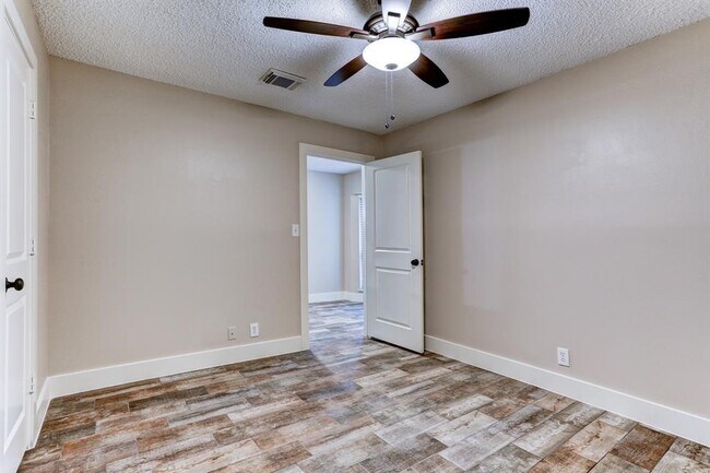 Building Photo - 1827 Riverwood Trail