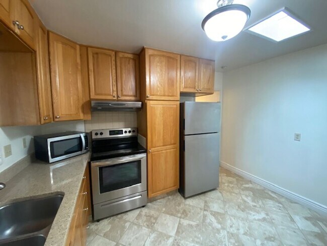 Building Photo - 340 Bishop Ave