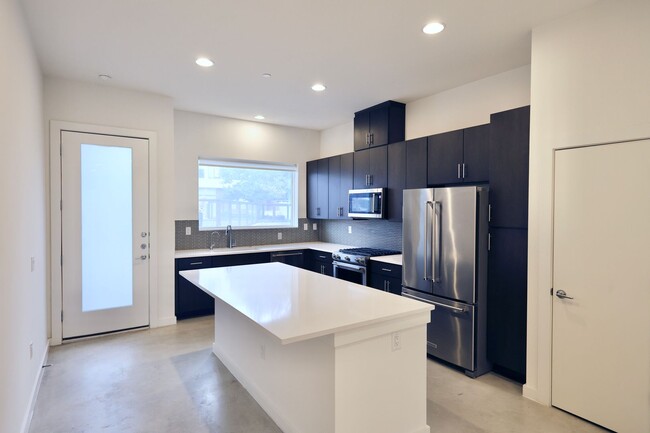 Building Photo - Gorgeous 2 Story Townhome in the Heart of ...