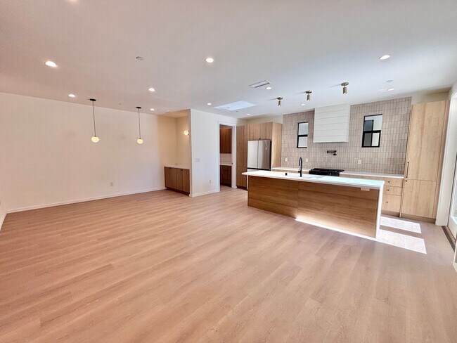 Building Photo - 17852 Saticoy St