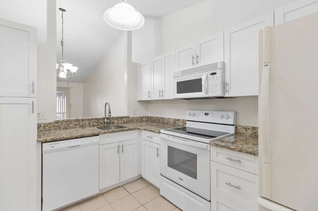Building Photo - This 3/2 Beautiful Villa-Style Condo on Desirable Coverplace Community of Palm Harbor!
