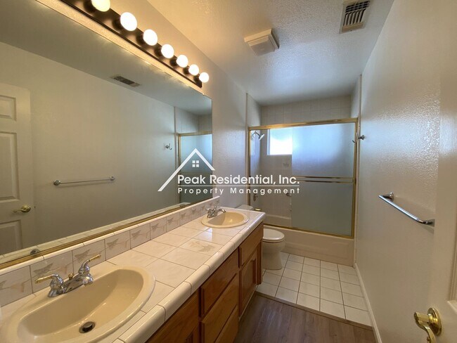 Building Photo - Spacious 3bd/2ba Auburn Home With Bonus Ro...