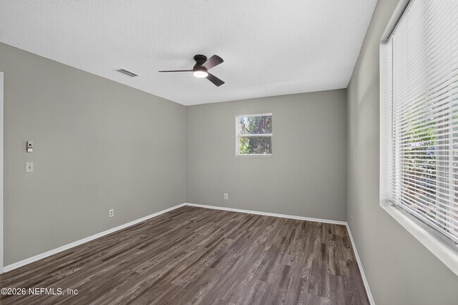 Building Photo - 417 Pine Ave