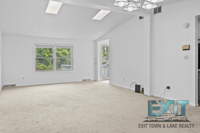 Building Photo - 2 Bedroom, 2 Bath Home located in Tanglewood Shores
