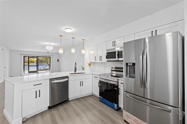 Building Photo - 2232 N Cypress Bend Dr