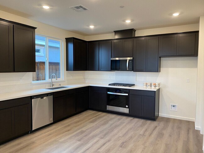 Building Photo - Available NOW - Beautiful and NEW 4 bed / 2 Bath