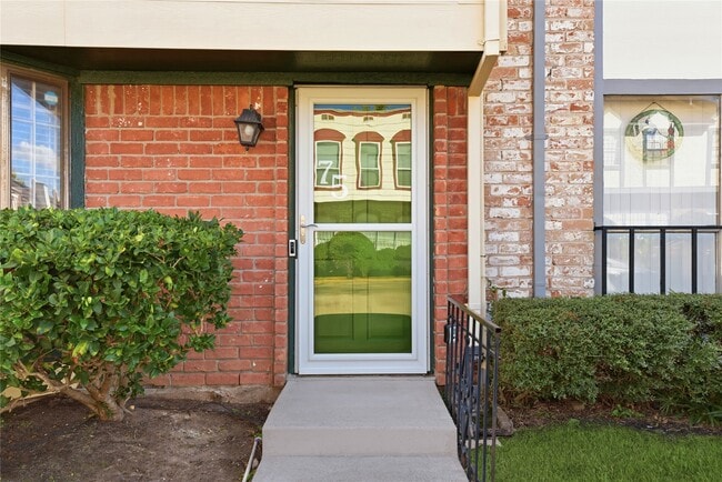 Building Photo - 7700 Creekbend Dr