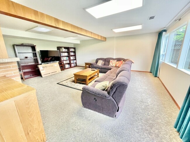 Building Photo - Charming lower level of home