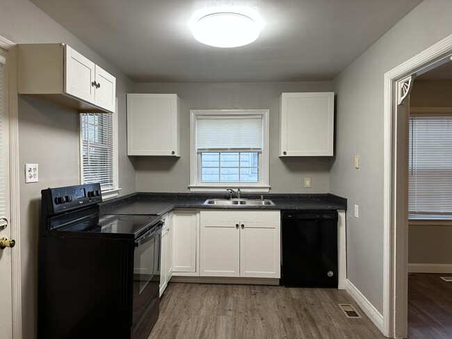 Building Photo - 635 Longview Dr