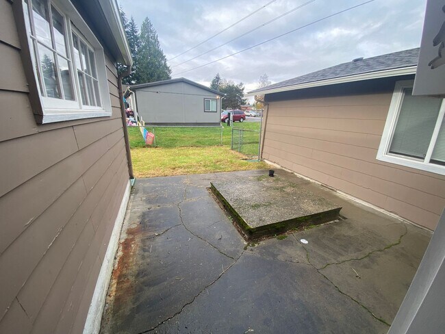 Building Photo - Rent Special!!!! **Half Off the First Mont...