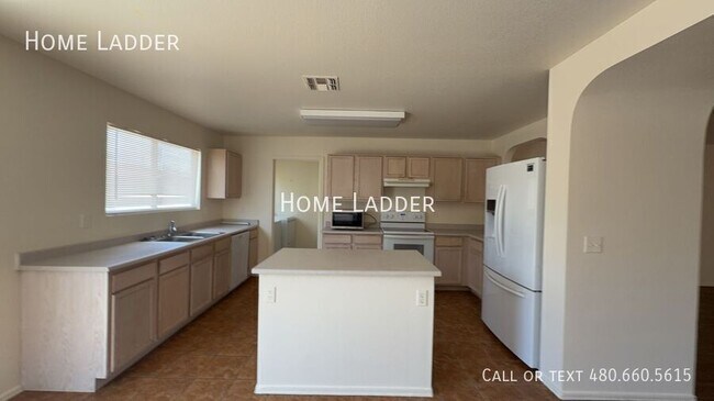 Building Photo - 10665 E Bramble Ave
