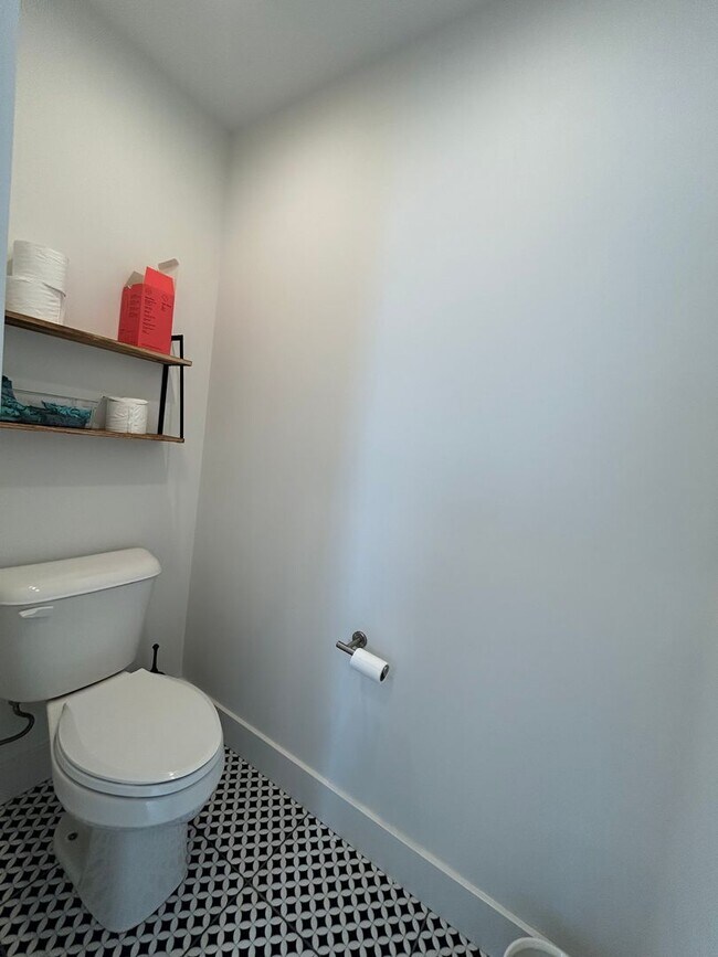 Building Photo - Modern 3 Bed 3 Bath Highlands Home