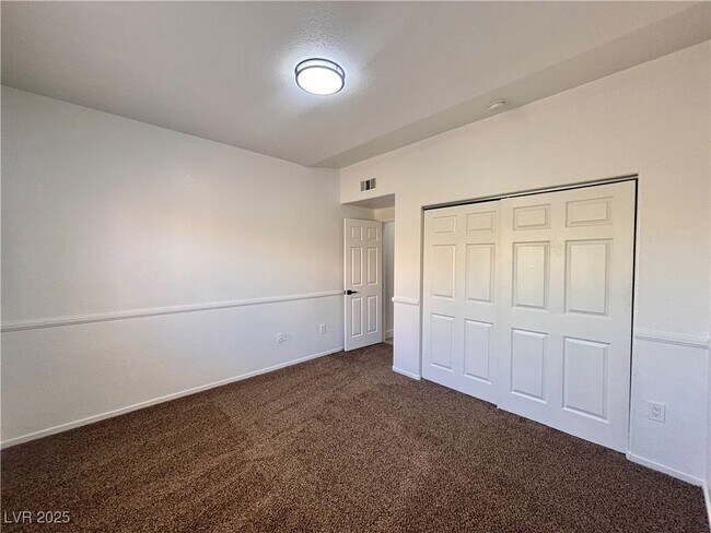 Building Photo - 400 Amber Pine St