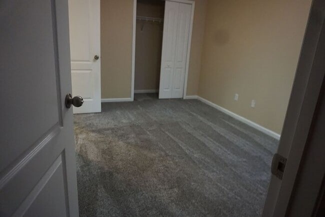 Building Photo - 3 Bedroom 2.5 Bathroom Townhome Near Mill ...