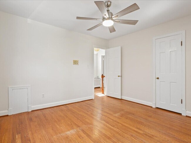 Building Photo - Vintage home with Modern finishes and fenc...