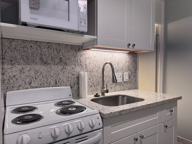 Building Photo - Studio W/Bath/No Parking-Recently renovate...