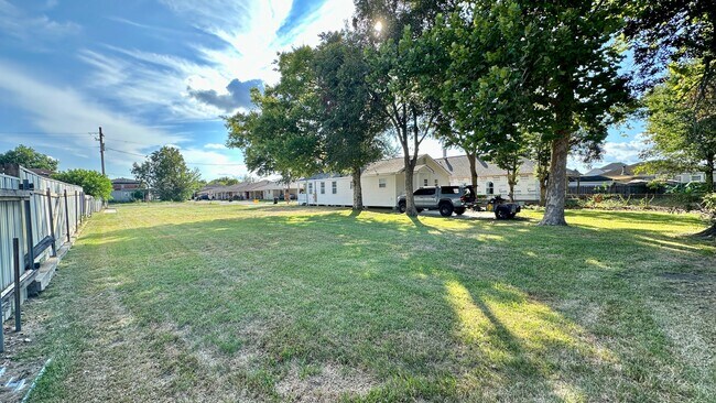 Building Photo - 413 Trist Pl