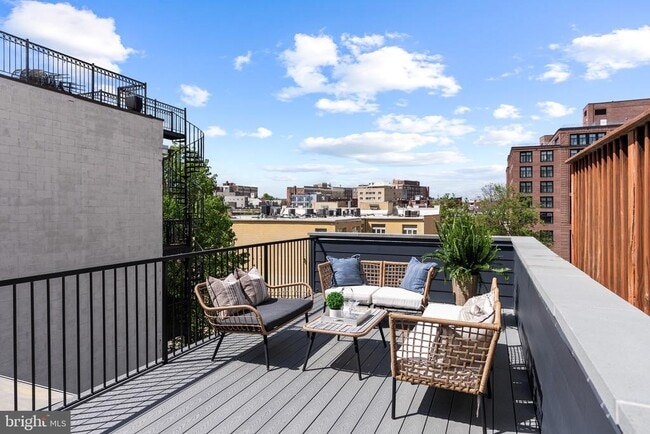 Building Photo - 2460 Ontario Rd NW