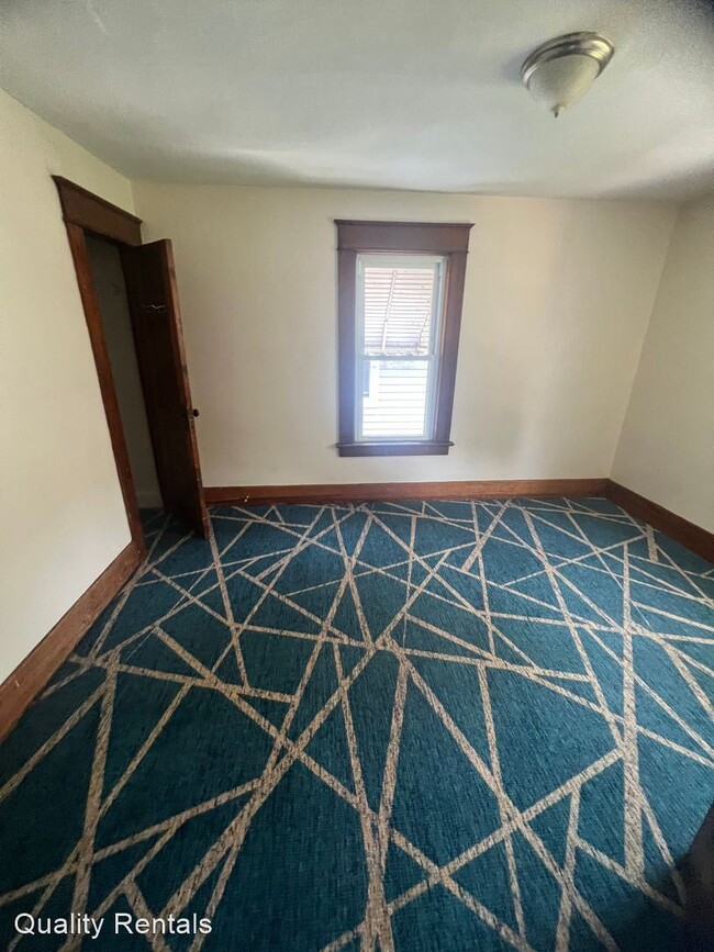 Building Photo - 4 br, 1 bath House - 553 E 5TH