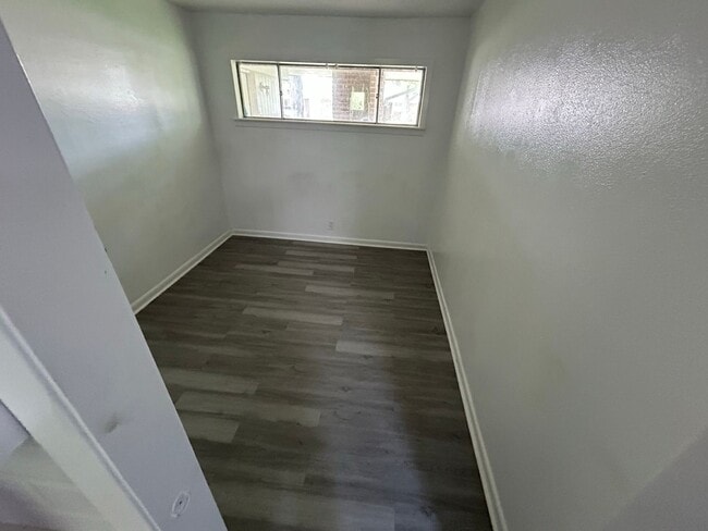 Building Photo - $100 Move In Specials