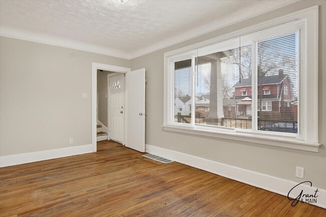 Building Photo - $1300 4 bedrooms