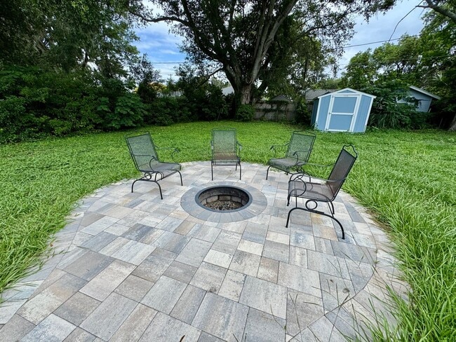 Building Photo - REMODELED Eustis 2/2 with NO HOA!