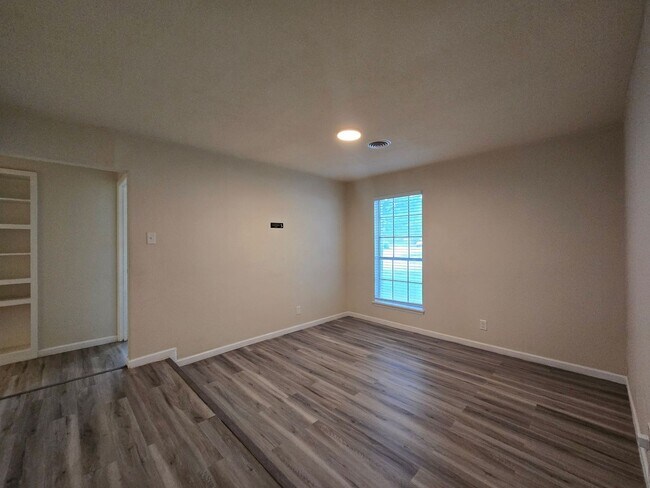 Building Photo - 501 W Voelter Ave