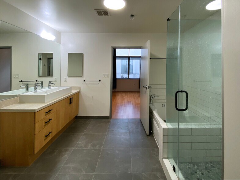 Building Photo - 1130 S FLOWER St