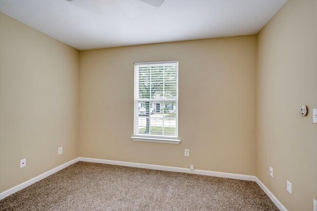 Building Photo - 153 Photinia Dr
