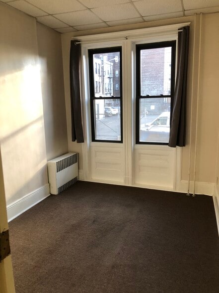 Building Photo - 513 9th St