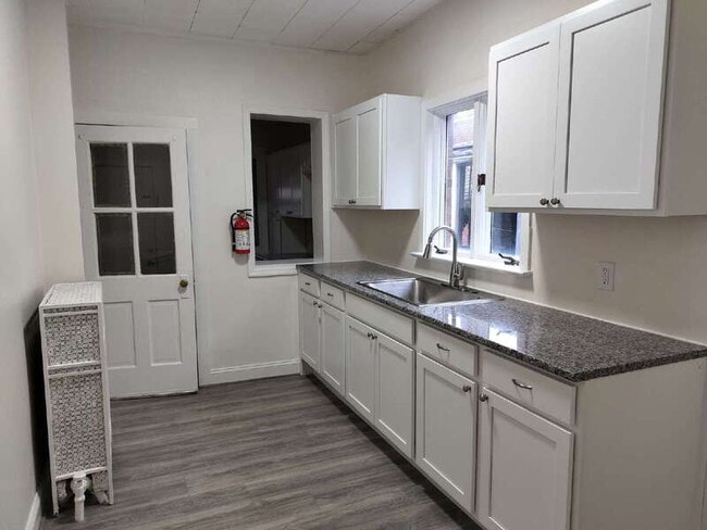 Building Photo - 547 Centre St