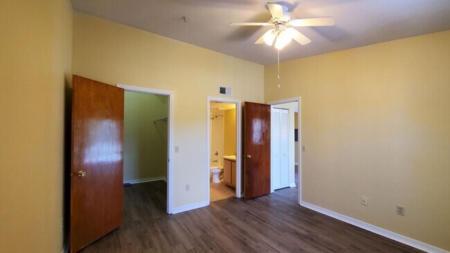 Building Photo - FOR RENT 1 bed 1 bath upper floor with bal...