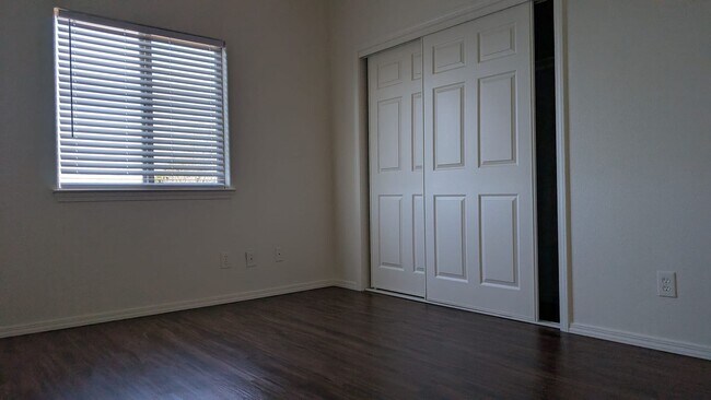 Building Photo - Beautiful 3 bedroom/ 1 bath in gated community. Call or come by to view!