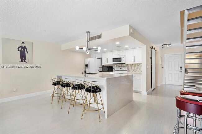 Building Photo - 1281 W Fairway Rd