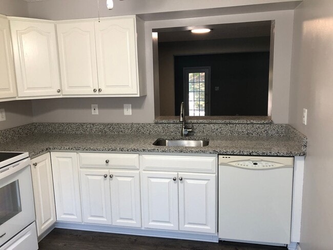 Building Photo - Townhouse-Village of Thomas Run-4 Bathrooms!!