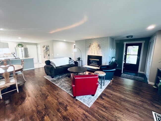 Building Photo - 2 bedroom, 2 bath short term 3-6 month ren...
