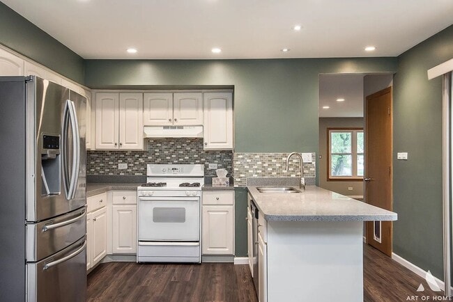 Building Photo - Beautiful Townhouse In Naperville