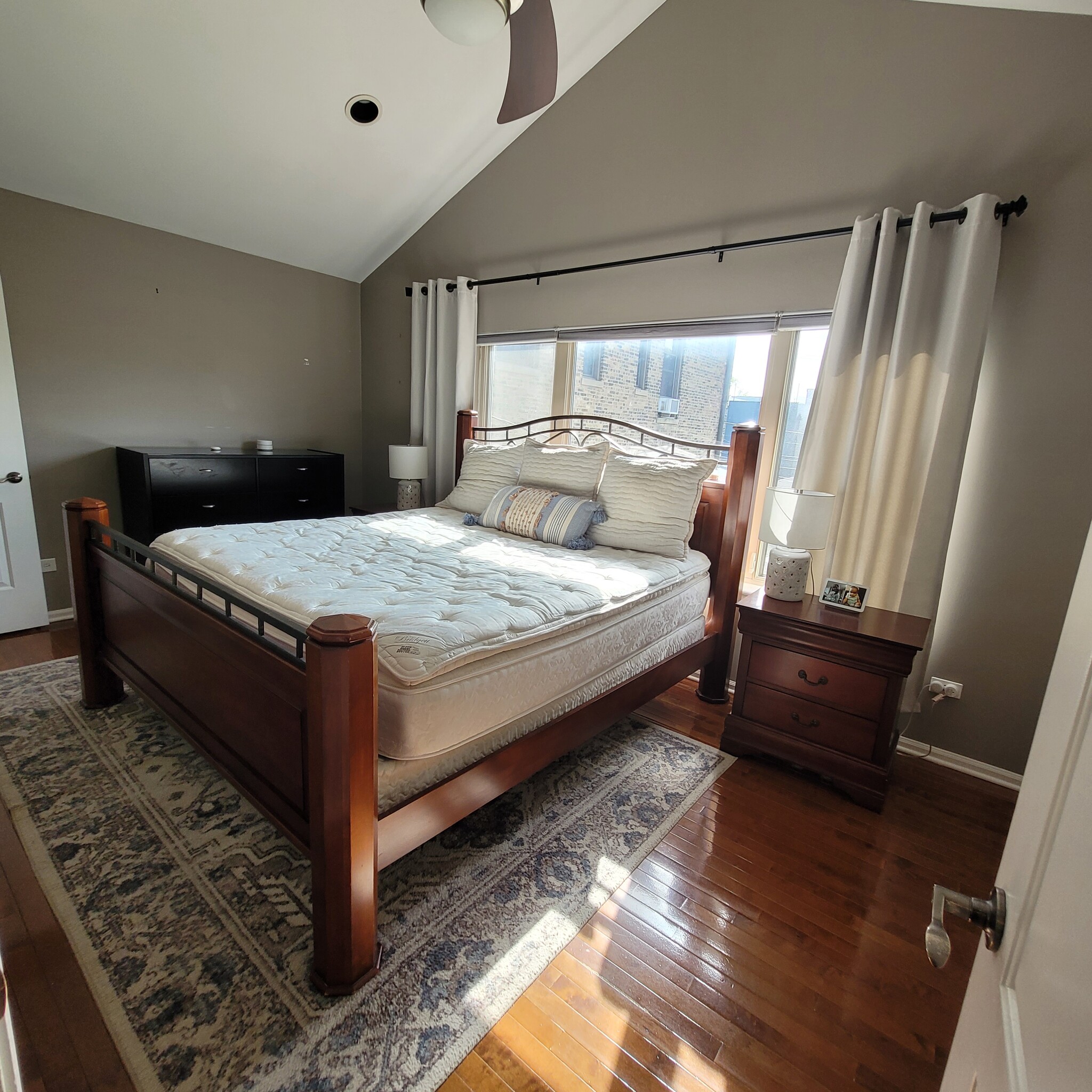 Master Bedroom - 4436 S King Dr